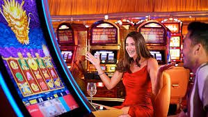 Pemain di meja Texas Hold'em Bonus gacor 777 membuat keputusan taruhan